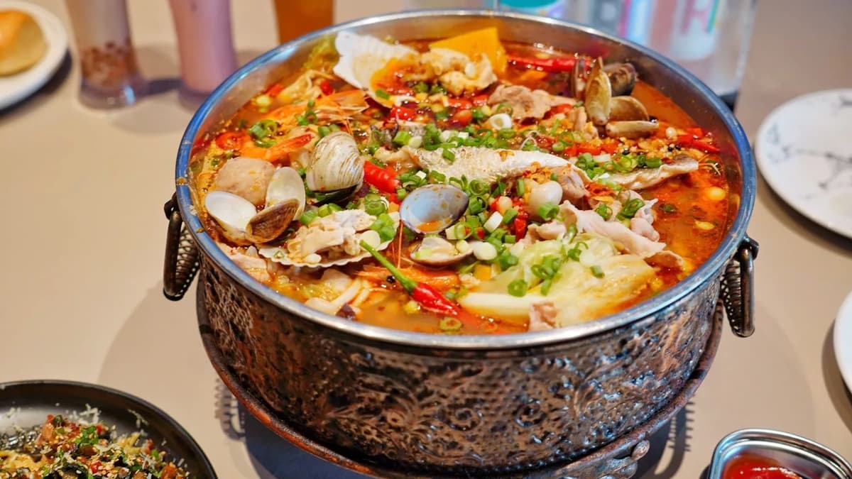 愛吃辣的朋友必點「川婆婆麻辣鼎」，裡面的配料超豐富。（圖片來源：混血珊莎的奇幻旅程）