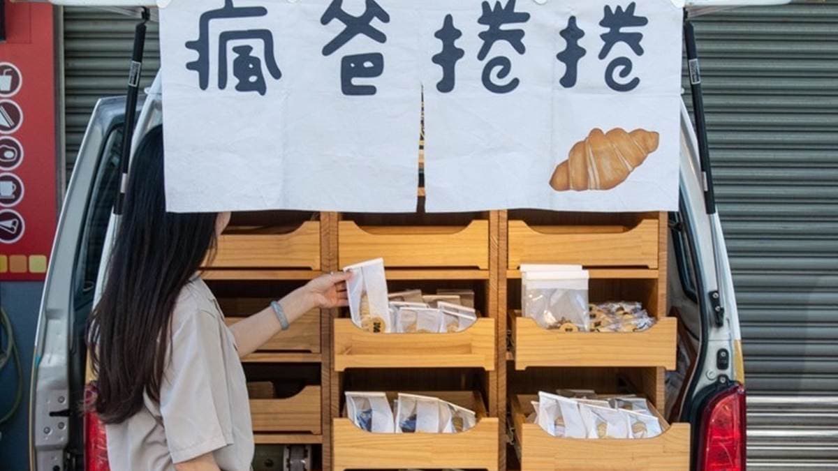 「瘋爸捲捲」平日會固定在海安路三段擺攤。（圖片來源：傻妞吃台南）