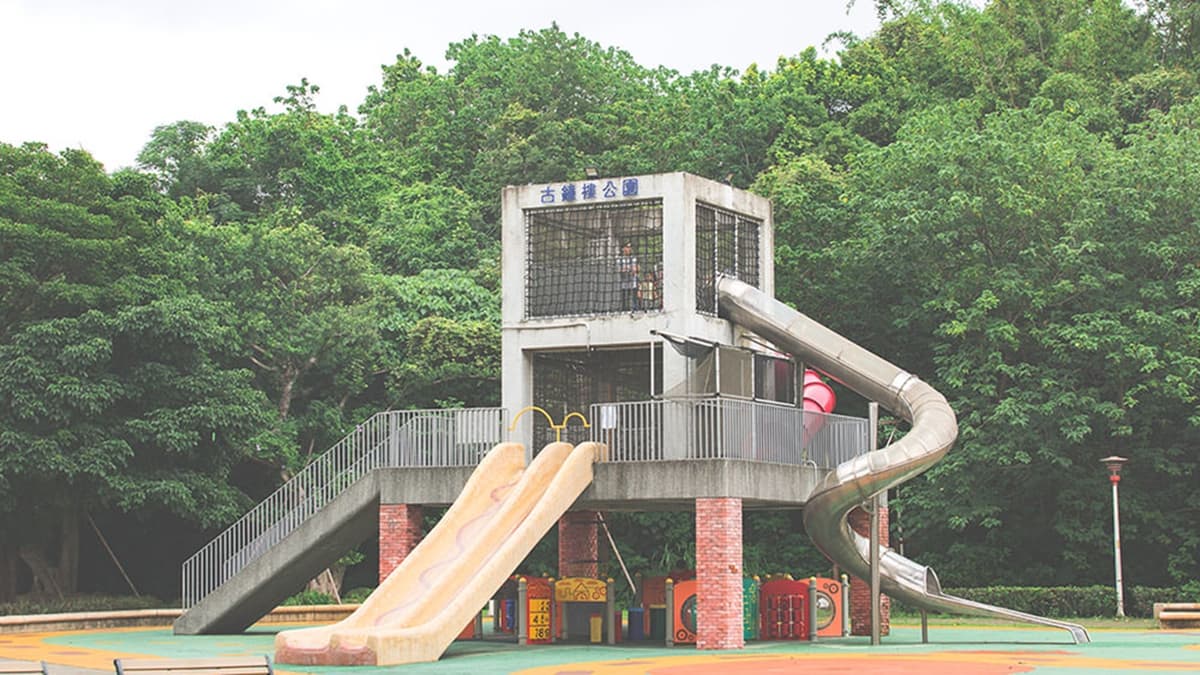 公園裡最顯著的就是這座高塔，總共有３層樓高，底下設有許多設施可以玩。（圖片來源：小夫妻的旅攝生活）
