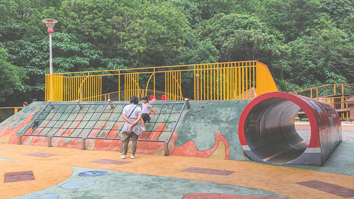 「火山遊戲區」結合了攀爬網、小溜滑梯等遊樂設施。（圖片來源：小夫妻的旅攝生活）