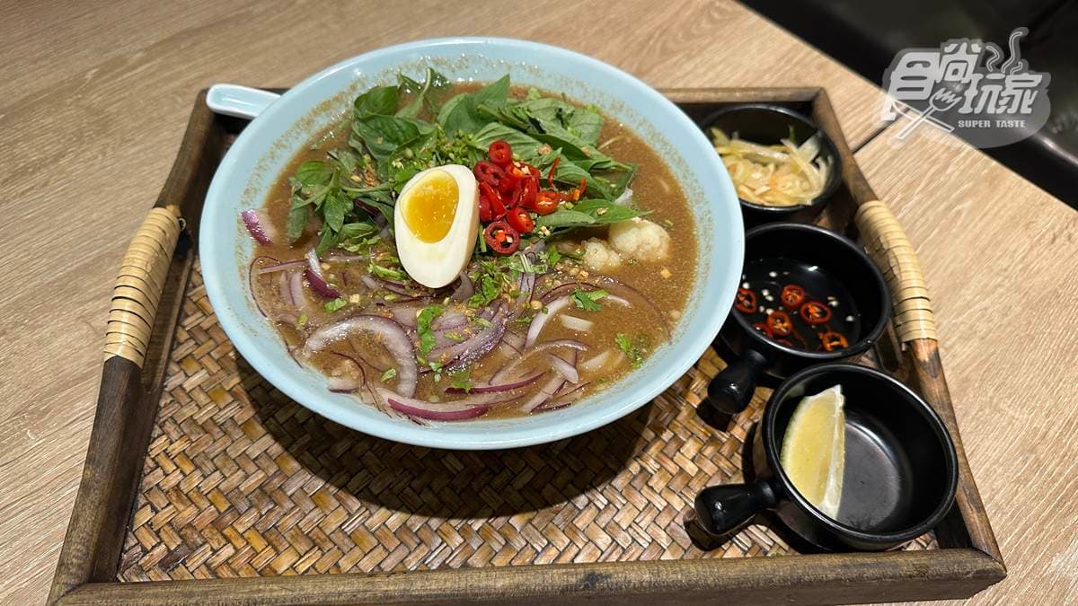 「黑湯豬肋排船麵」分量很大一碗。
