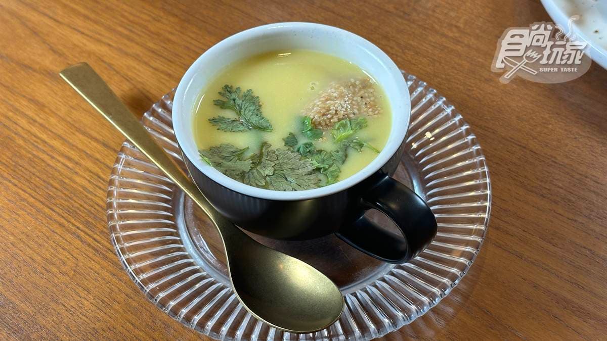 「雲南玉米濃湯」加入芝麻油、香菜，湯頭喝起來很清爽。