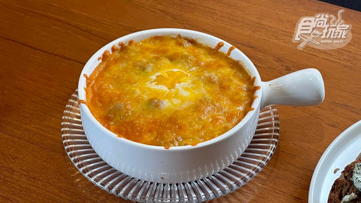 「緬甸焗烤米線」裡頭加入半熟蛋，並搭配打拋肉醬更是創意十足。