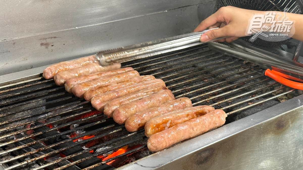 香腸以傳統炭火燒烤，香氣四溢，讓人忍不住食指大動。