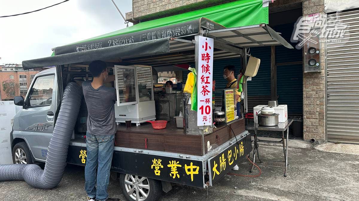 「微笑香腸」位在桃園高鐵站附近，距離桃園國際棒球場大約５分鐘車程。