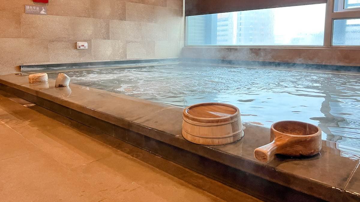 在「麗会所」三溫暖泡湯的同時，還能欣賞對面高樓的景觀。（圖片來源：曼娣慢慢遊）