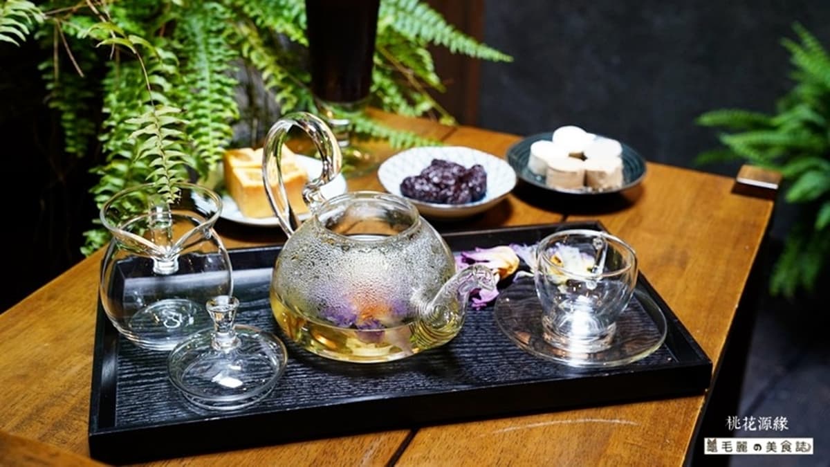 「有機蓮花茶」餘韻清雅迷人，喝起來甘美不苦澀。（圖片來源：龜毛麗的美食誌）