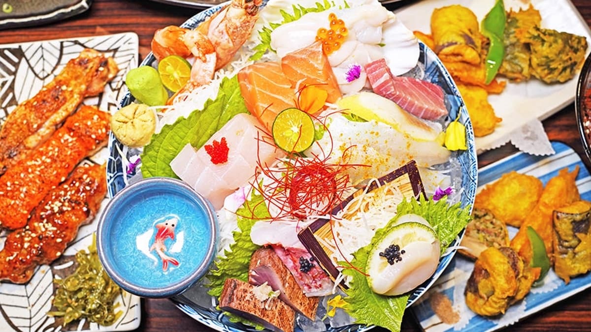 「紅葉綜合生魚片」種類會依當季新鮮的漁獲做調配。（圖片來源：婷玩味生活）