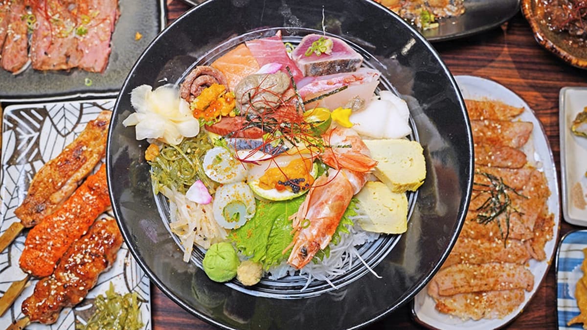 「紅葉極上招牌丼」裡有10多種食材，分量比臉還要大。（圖片來源：婷玩味生活）