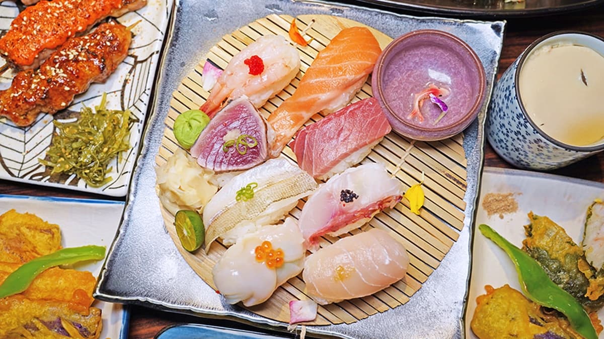 「紅葉綜合握壽司」採用新鮮鮭魚、鮪魚、甜蝦、白玉貝等等。（圖片來源：婷玩味生活）