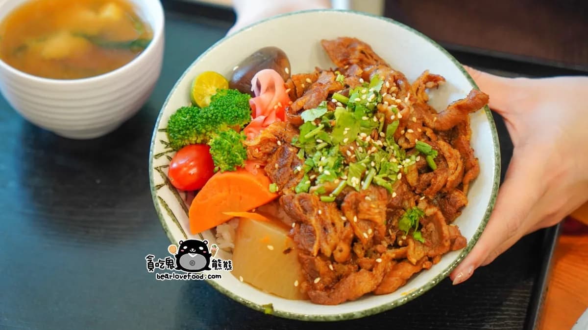 「川燒牛五花丼」帶有微辣的花椒香氣，炙燒後的五花肉片油脂噴香。（圖片來源：貪吃鬼熊熊）