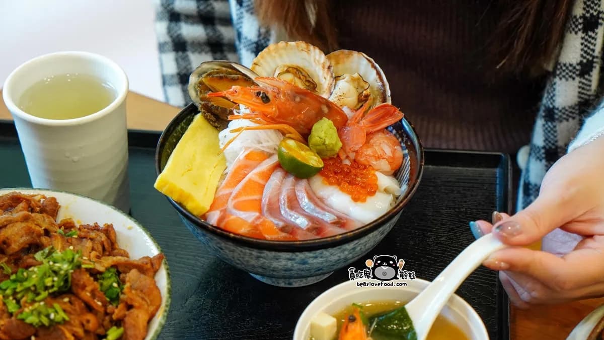 「板前一番丼飯」可以吃到鮭魚、紅甘、章魚、天使紅蝦、扇貝、九孔鮑魚等等。（圖片來源：貪吃鬼熊熊）