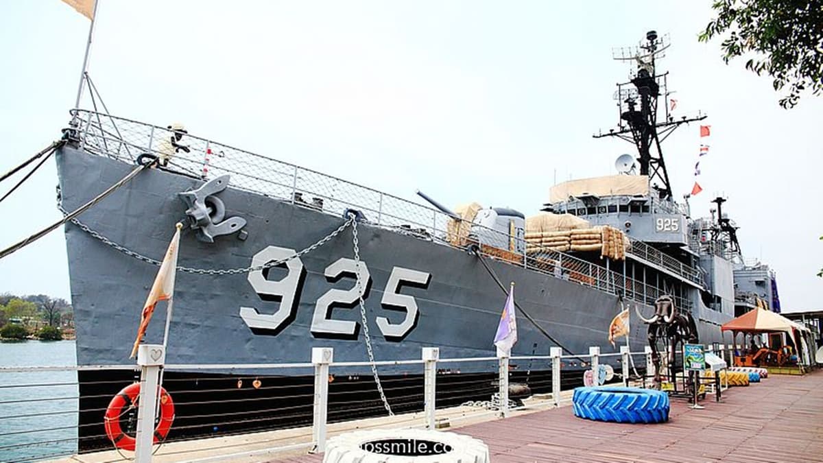 隨著指引牌方向前進，就可以登上「德陽艦」參觀。（圖片來源：Upssmile向上的微笑萍子 旅食設影）