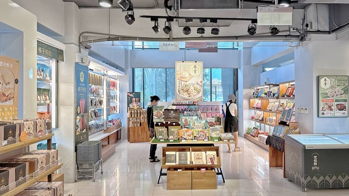 館內也有現烤多種口味的香腸、伴手禮、紀念品可以購買。（圖片來源：Ann‧榜哥‧生活事務所）