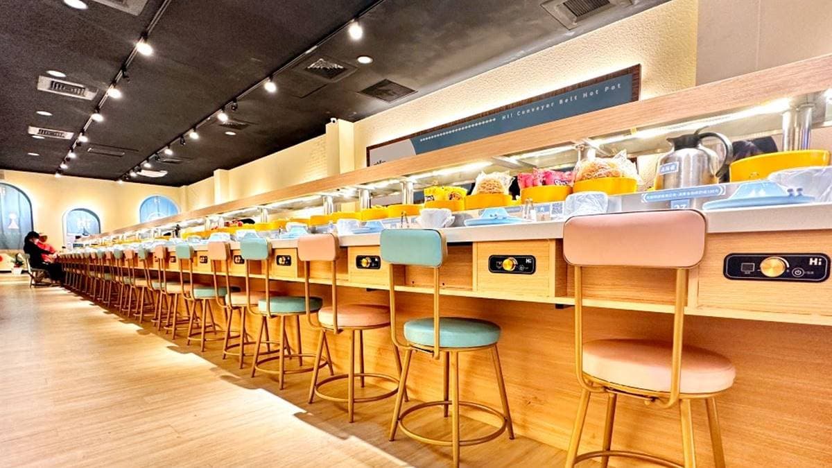 店內主打迴轉火鍋吃到飽，不用起身就能夾取食材。（圖片來源：閃閃玩樂）