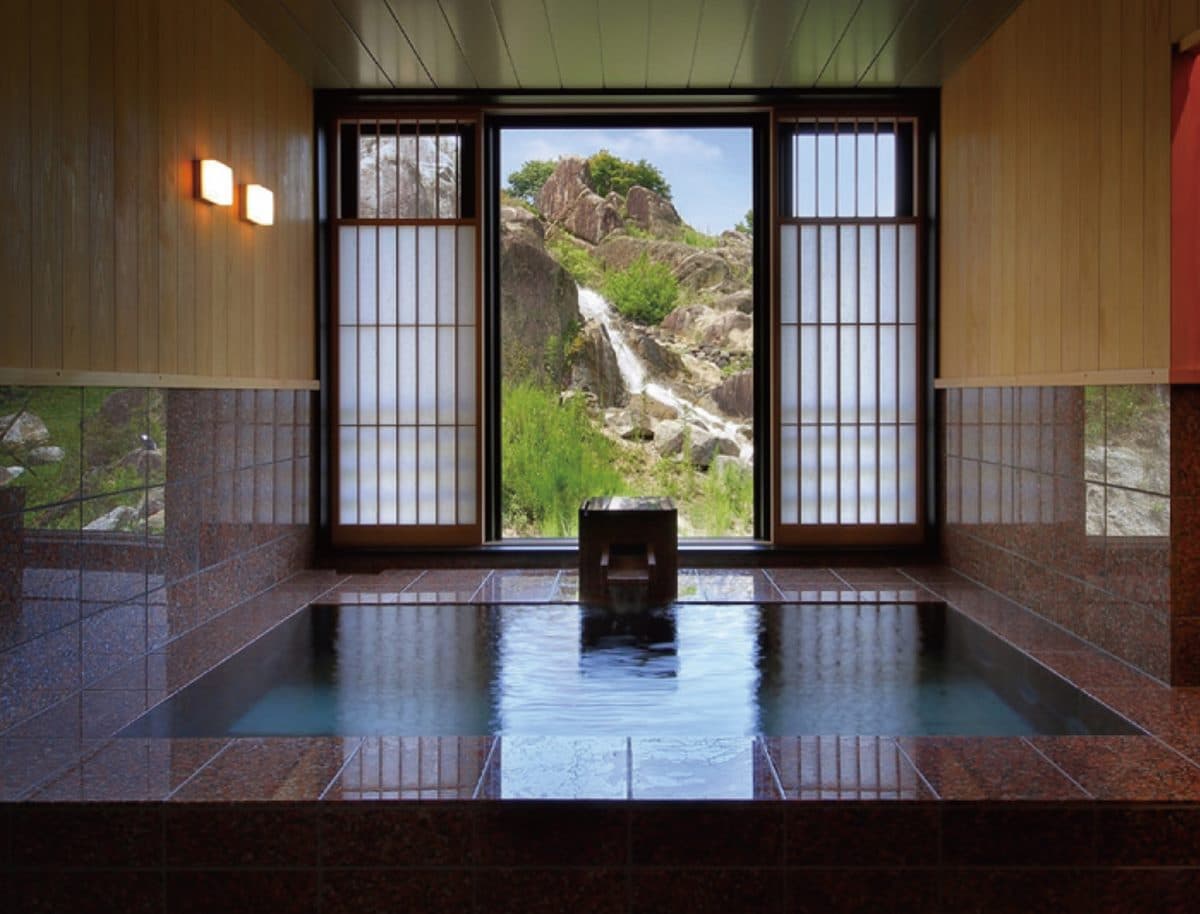 2023日本溫泉飯店霸主！1.5萬旅行業者票選TOP ５：賞銀色海景、房內露天湯池