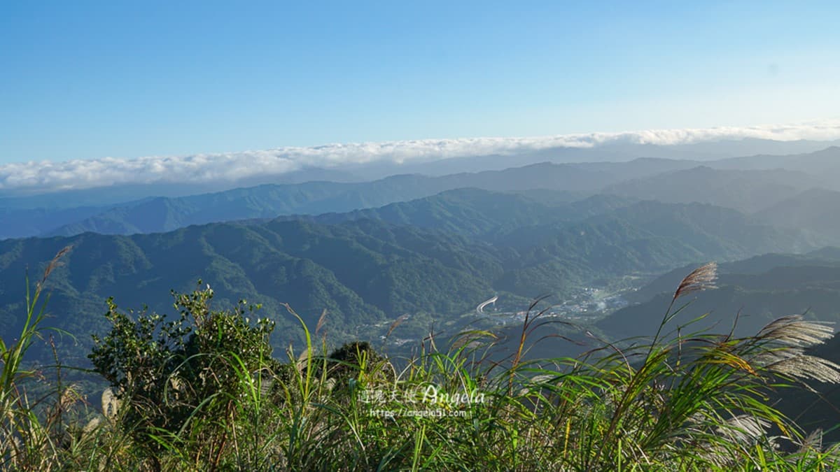 站在五分山瞭望亭，可以遠眺五分山萬里長城的稜線。（圖片來源：遇見天使Angela）
