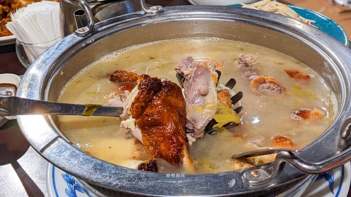 「酸菜鴨骨燉湯」好喝不死鹹，喝不完還可以打包帶走。（圖片來源：欣晴。美食旅遊生活分享）