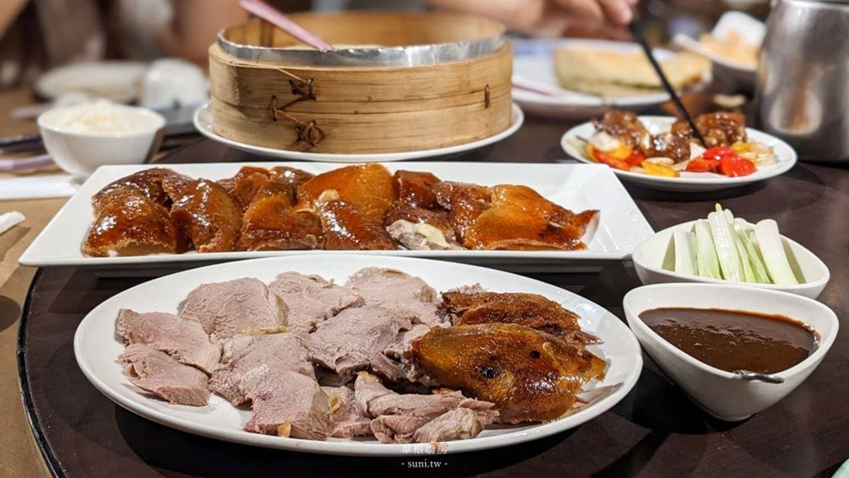烤鴨上桌的時候會有片鴨秀。（圖片來源：欣晴。美食旅遊生活分享）