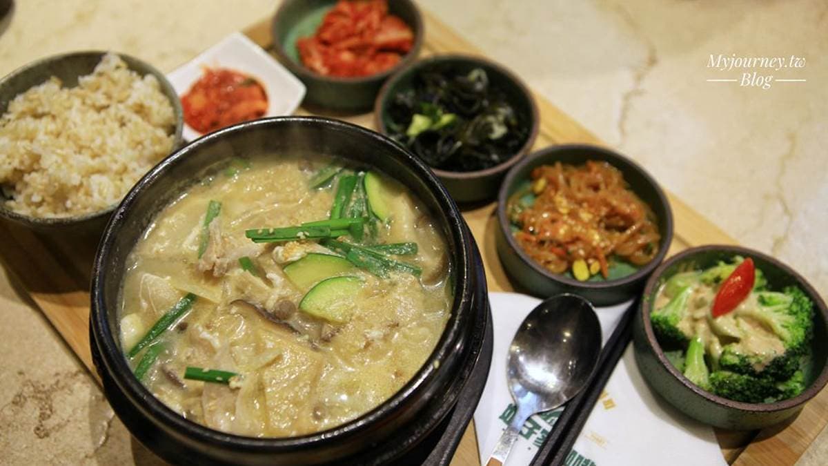 「豆腐鍋套餐」的配料不少，吃起來很飽足，而且酸酸辣辣的小菜很開胃。（圖片來源：可大王愛旅行）