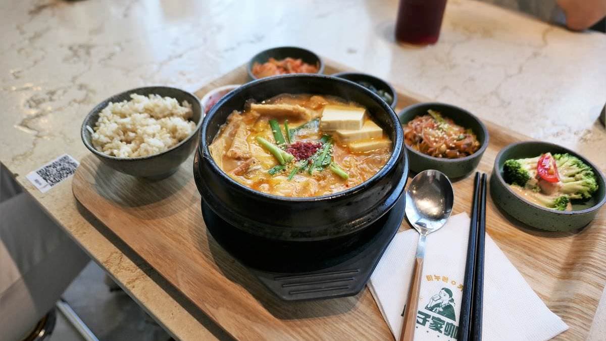 「起司部隊鍋」料多實在、分量十足。（圖片來源：妮妮˙ˇ˙用類單記錄生活!!）