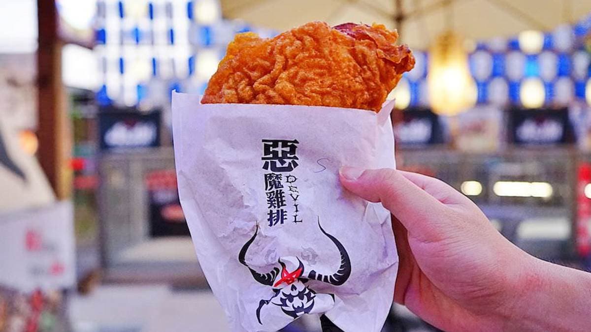 「惡魔雞排」都是現點現炸，可以讓客人拿到熱騰騰的雞排。（圖片來源：艾薇覓食趣）