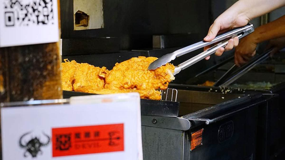 雞排金黃色的外皮，讓人看了不禁食指大動。（圖片來源：艾薇覓食趣）
