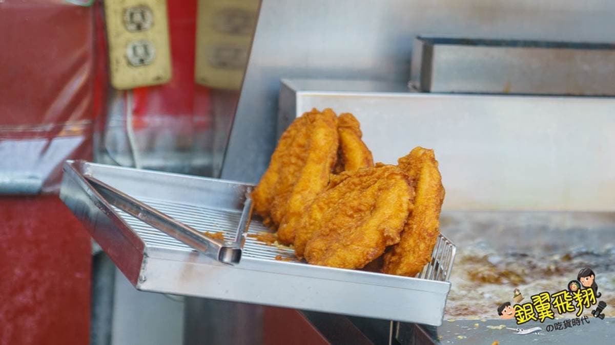 雞排的金黃色澤看起來超誘人，讓人忍不住食指大動。（圖片來源：銀翼飛翔の吃貨時代）