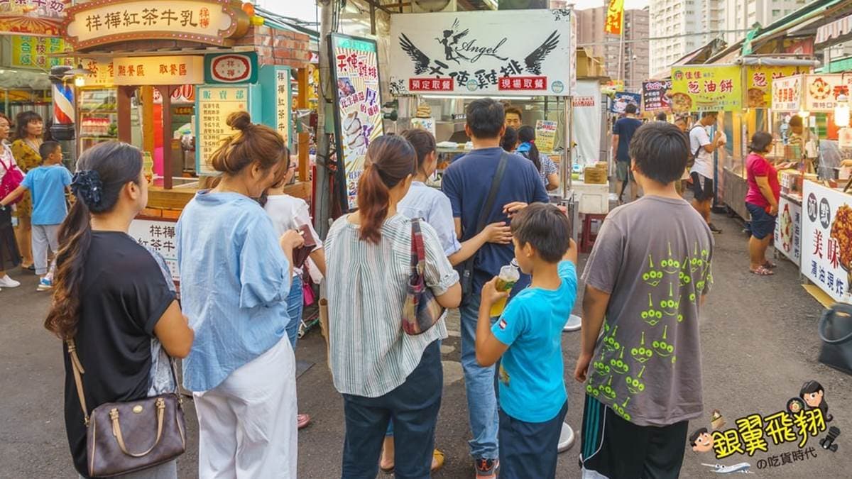 南霸天「天使雞排」位於瑞豐夜市內。（圖片來源：銀翼飛翔の吃貨時代）