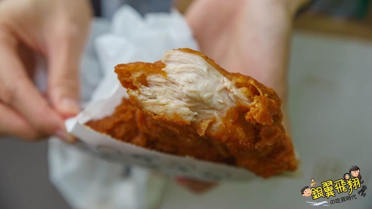 雞排肉厚又多汁，外皮也很酥脆，吃起來超過癮。（圖片來源：銀翼飛翔の吃貨時代）