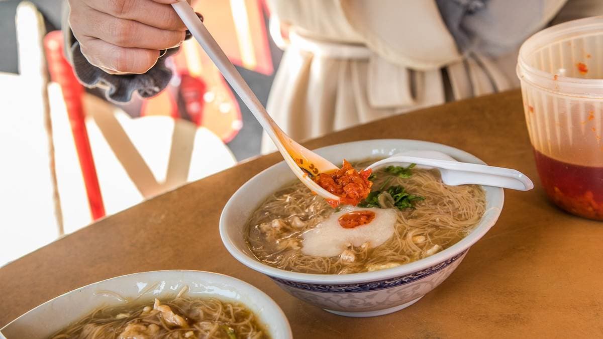 麵線糊其實本身就滿有味道的，不過客人也可以自行額外再加調味料。（圖片來源：大手牽小手。玩樂趣）
