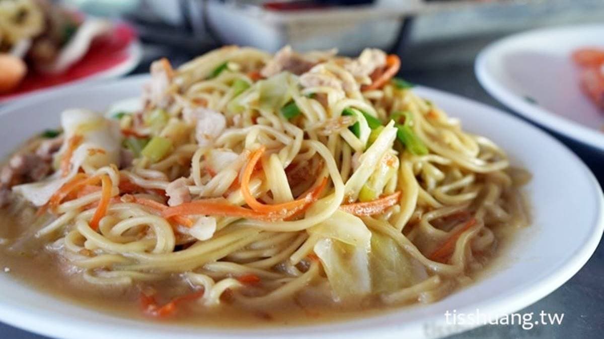 單吃烤蚵不夠飽，也能加點炒麵當主食。（圖片來源：TISS玩味食尚）