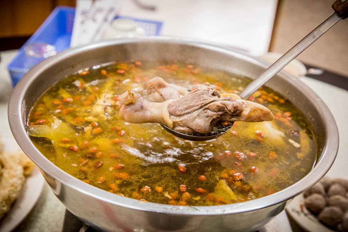 老饕才知隱藏版!超偏僻「大鋼盆薑母鴨」肉多厚實又Q彈,獨特清香愈煮愈甜 老饕才知隱藏版!超偏僻「大鋼盆薑母鴨」肉多厚實又Q彈,獨特清香愈煮愈甜