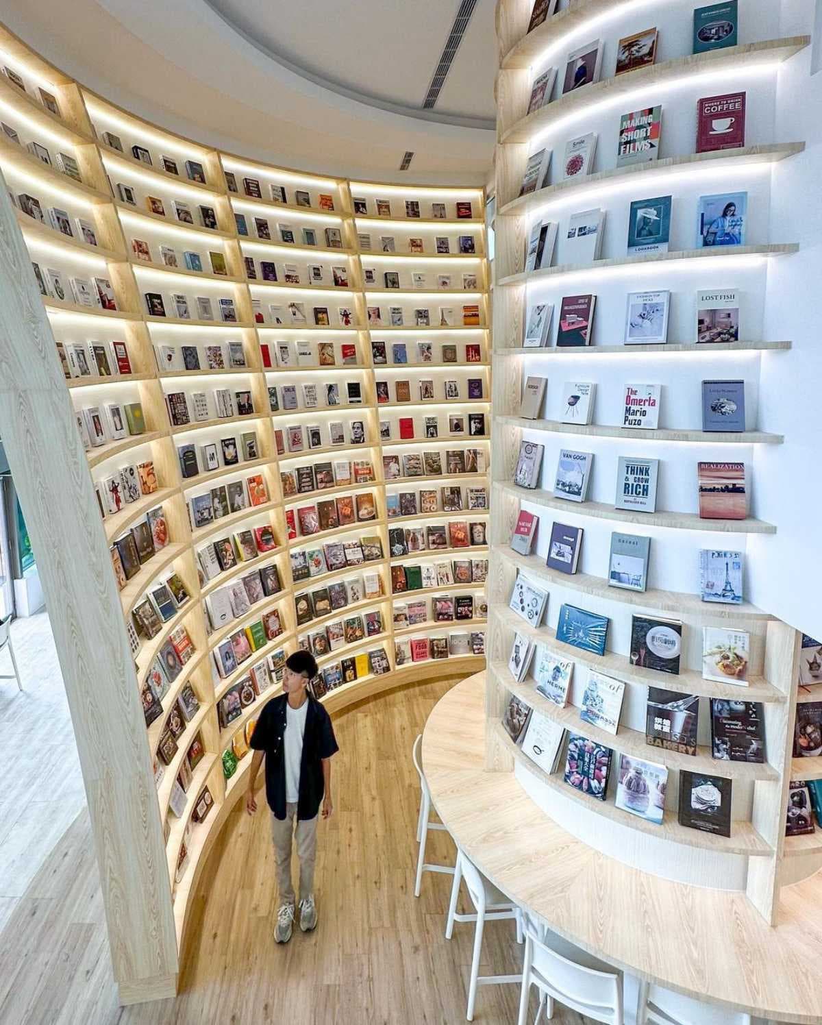 飲料暢飲、不限時看書看到飽!「淡水最美書店」100元待整天,週末放空首選 飲料暢飲、不限時看書看到飽!「淡水最美書店」100元待整天,週末放空首選