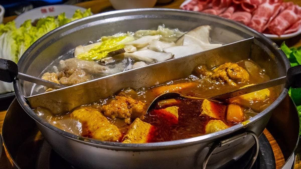 麻辣湯底喝得出豆瓣、酒釀等炒料的甜味，白湯則是以豬骨、蔬菜、昆布熬煮。（圖片來源：妮喃小語）