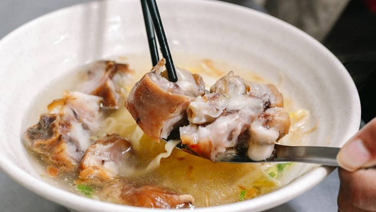 「豬腳麵」可選做成湯的或乾的，麵條是細扁麵，頗有咬勁。（圖片來源：女子的休假計劃）
