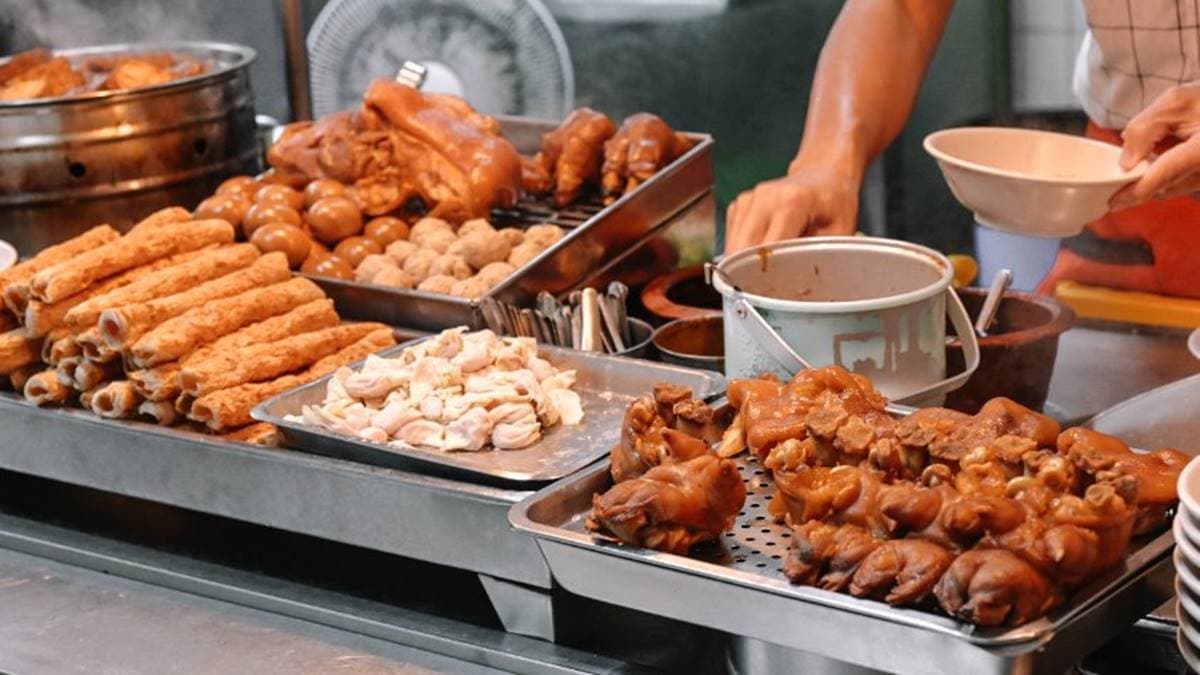 店址位在基隆最有名「美食一條街」孝三路旁的巷弄中。（圖片來源：女子的休假計劃）