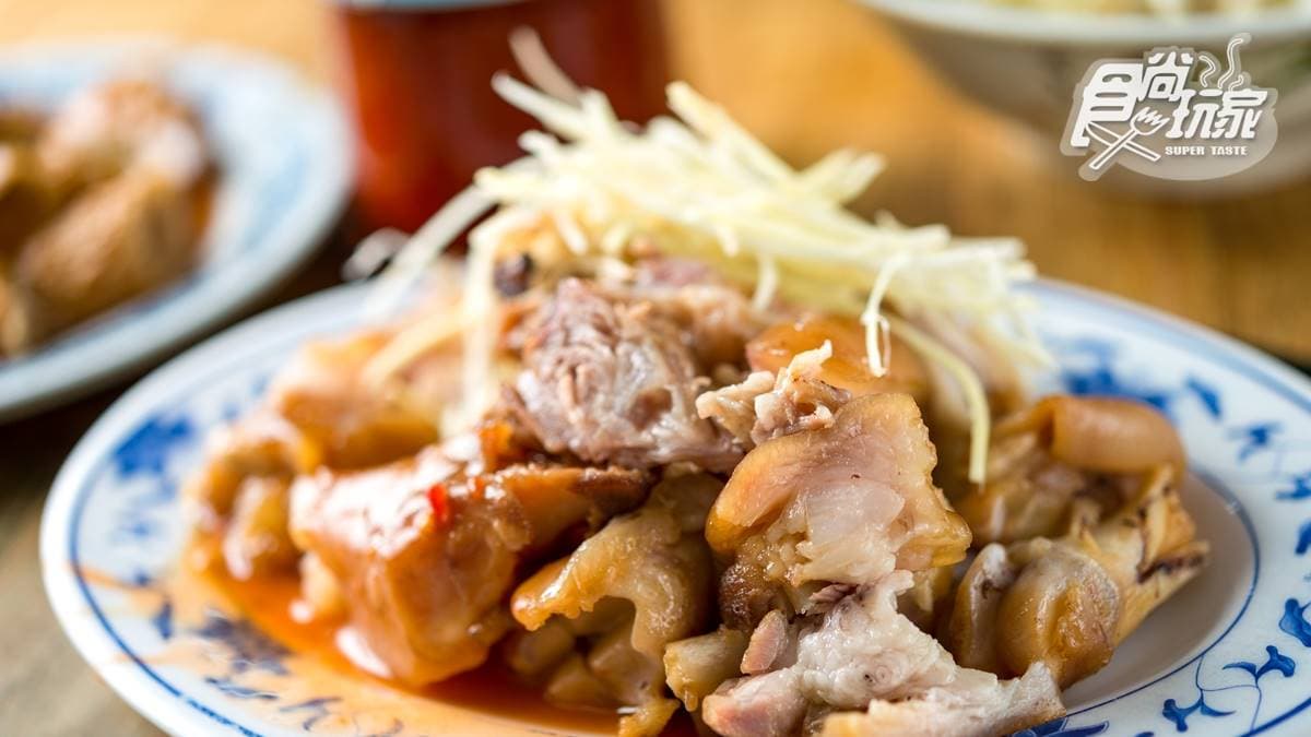 菜單主打豬腳與扁食麵等麵食，帶骨豬腳很Q，啃起來很過癮。