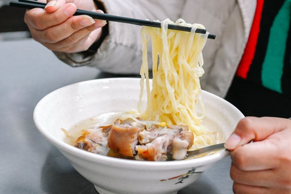 30元起佛系開吃！基隆「老字號豬腳麵」在地飄香60年，巷弄隱藏版銅板小吃