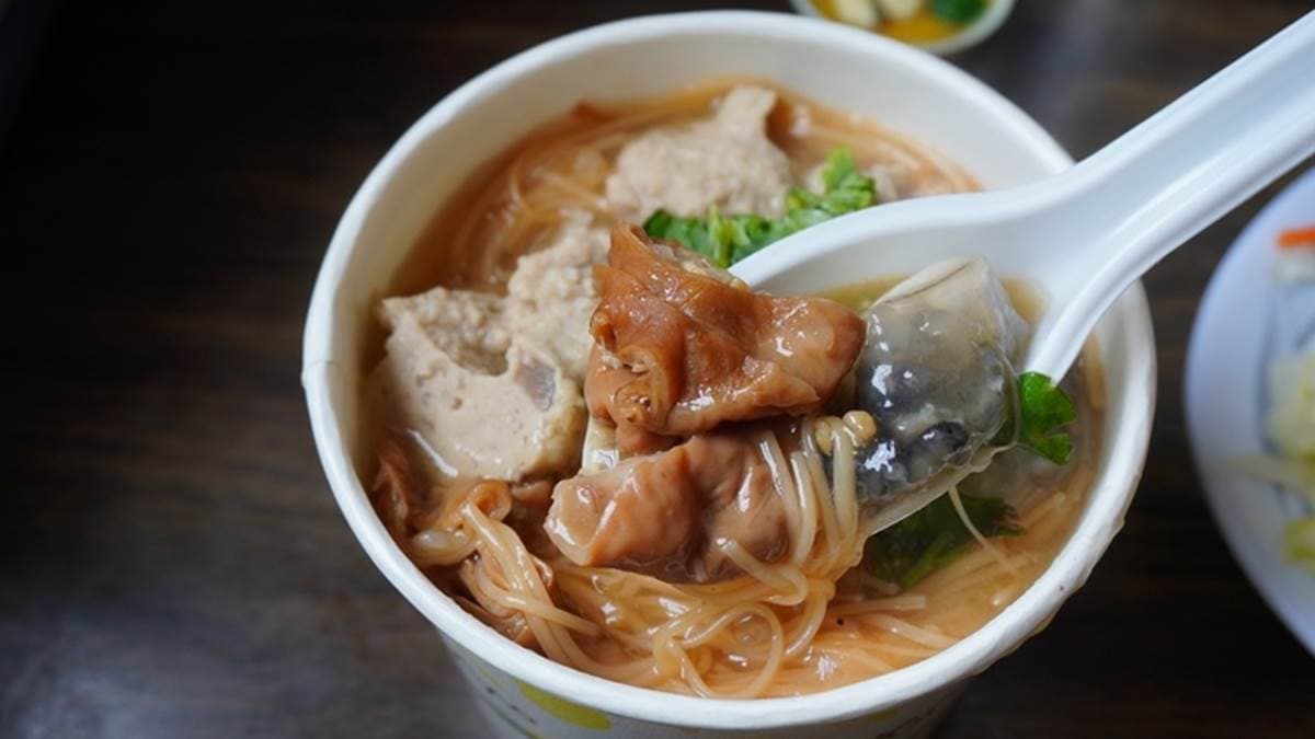 「綜合麵線」的滷大腸很夠味，而蚵仔新鮮又肥美。（圖片來源：PEKO の Simple Life）