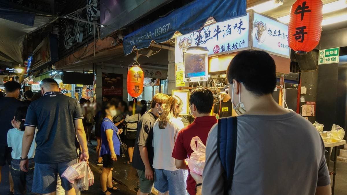 「撒旦牛滷味」位於台北市的饒河夜市內。（圖片來源：艾莉絲愛旅行）