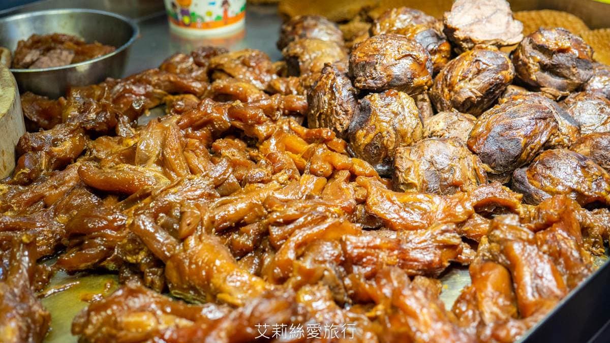 「撒旦牛滷味」主要是賣招牌「牛三寶」，也就是牛筋、牛肚和牛腱。（圖片來源：艾莉絲愛旅行）