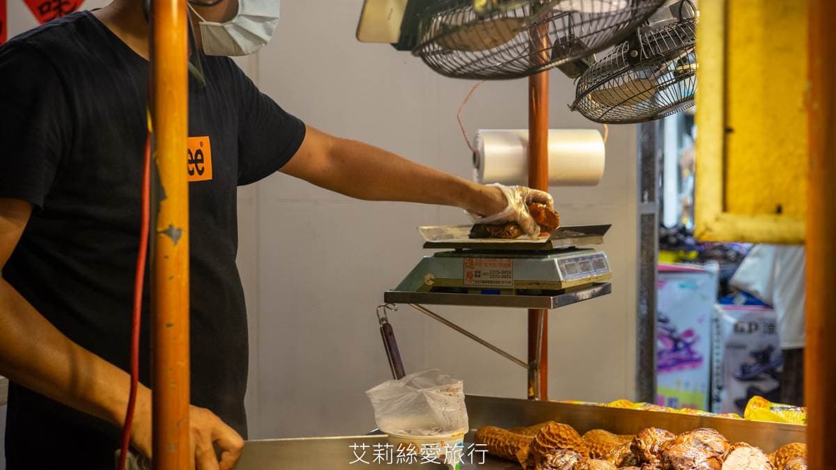 「撒旦牛滷味」是秤重計費。（圖片來源：艾莉絲愛旅行）
