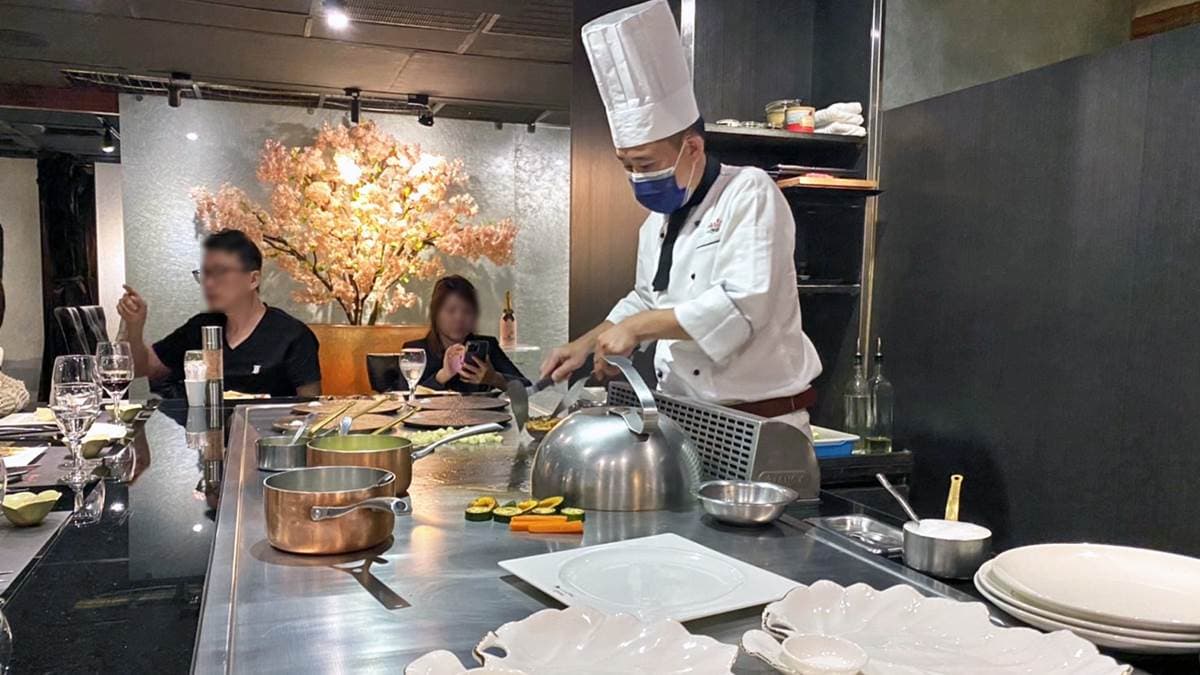 客人能在一大片鐵板前，欣賞廚師精湛的料理技術。（圖片來源：JUN 享樂誌｜HEDONIST JUN）