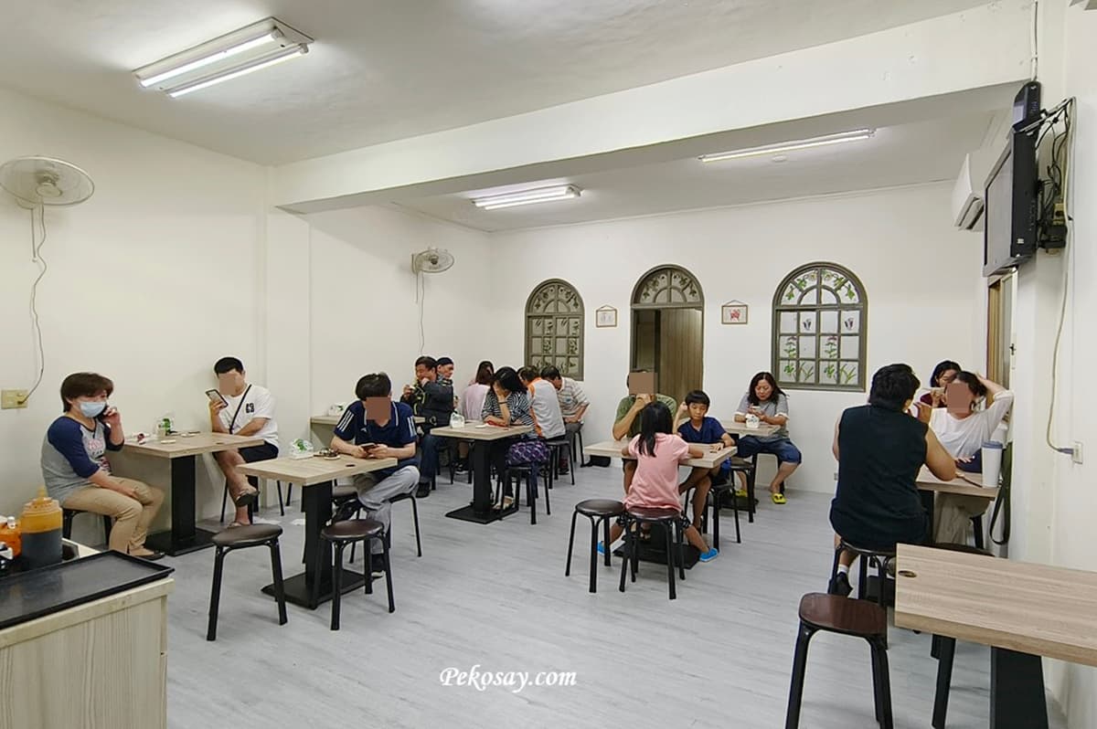 板橋人不哭了！被羊肉湯耽誤的「黑金滷肉飯」重新開張，排隊開嗑巨無霸羊骨