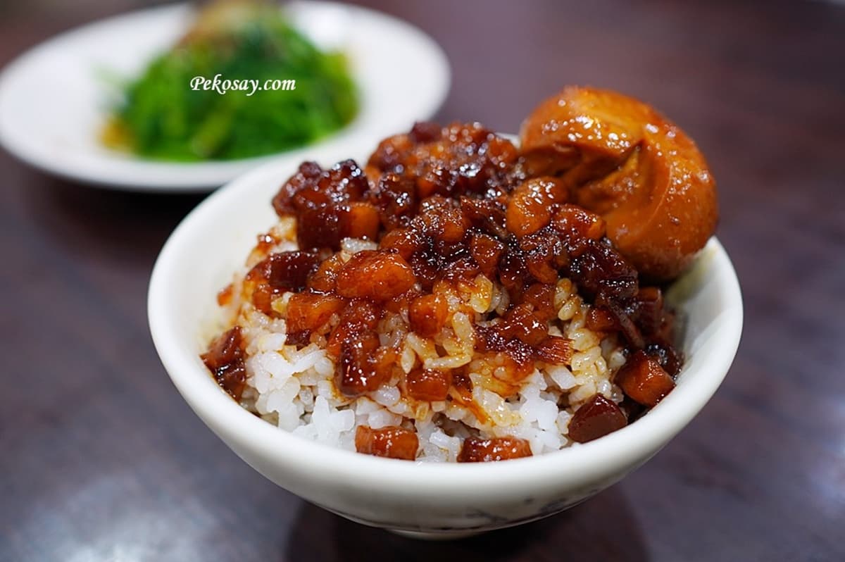 板橋人不哭了！被羊肉湯耽誤的「黑金滷肉飯」重新開張，排隊開嗑巨無霸羊骨