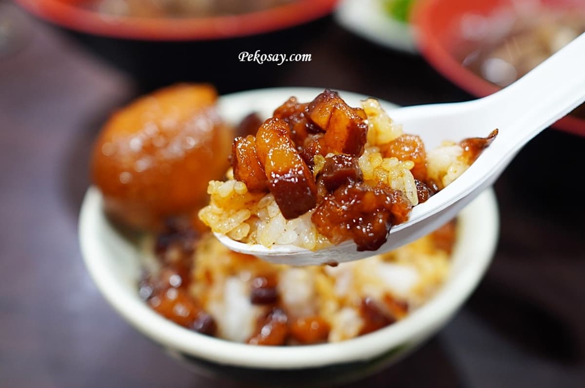 板橋人不哭了！被羊肉湯耽誤的「黑金滷肉飯」重新開張，排隊開嗑巨無霸羊骨