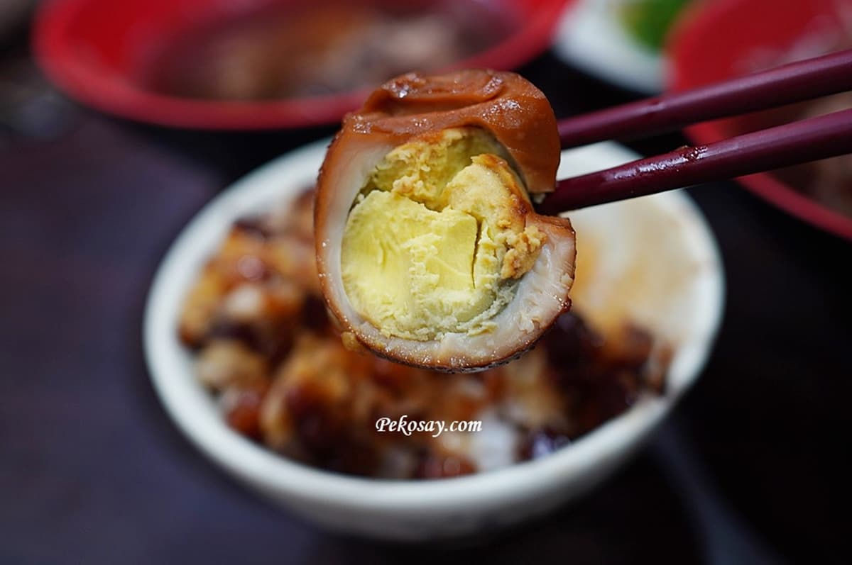 板橋人不哭了！被羊肉湯耽誤的「黑金滷肉飯」重新開張，排隊開嗑巨無霸羊骨