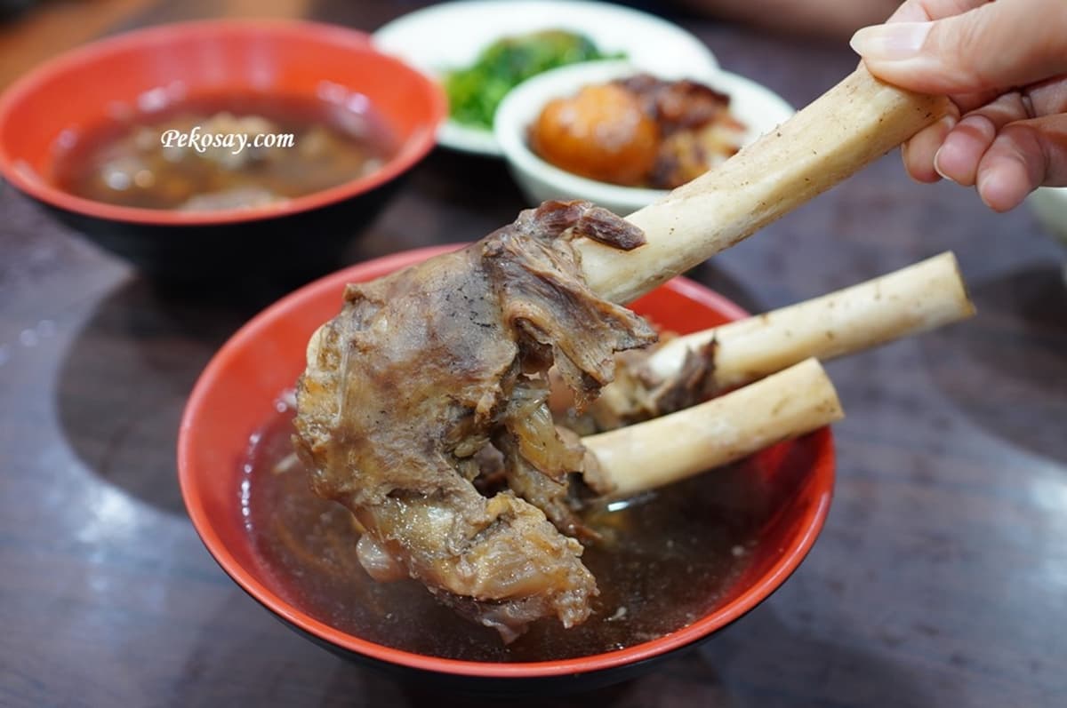 板橋人不哭了！被羊肉湯耽誤的「黑金滷肉飯」重新開張，排隊開嗑巨無霸羊骨