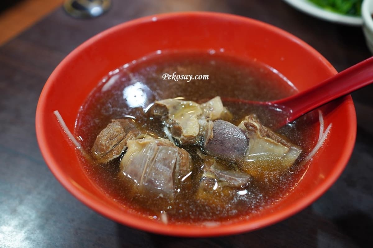 板橋人不哭了！被羊肉湯耽誤的「黑金滷肉飯」重新開張，排隊開嗑巨無霸羊骨